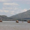 Du khách cưỡi voi dạo Hồ Lắk. (Ảnh: Nguyễn Tuấn Anh/TTXVN)