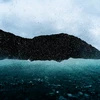Nhiếp ảnh gia Oscar Hetherington đã giành giải nhất với bức ảnh 'Backwash' chụp những ngọn sóng tung bọt. Bức ảnh được chụp một cách tình cờ khi chiếc xe của anh bị hỏng trên đường tới bãi biển. (Nguồn: Daily Mail)