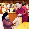 Chủ tịch Quốc hội Nguyễn Thị Kim Ngân tặng quà các Mẹ Việt Nam Anh hùng tại buổi gặp mặt. (Ảnh: Trọng Đức/TTXVN)