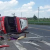 Hưng Yên: Xe đầu kéo đâm vào xe khách, 2 người tử vong tại chỗ