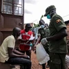 Binh sỹ phân phát thực phẩm cứu trợ cho người dân tại Kampala, Uganda ngày 4/4/2020 trong bối cảnh dịch COVID-19 lan rộng. (Ảnh: THX/ TTXVN)