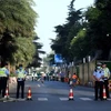 Cảnh sát gác tại lối vào Tổng Lãnh sự quán Mỹ ở thành phố Thành Đô, tỉnh Tứ Xuyên, Tây Nam Trung Quốc sáng 27/7/2020. (Ảnh: AFP/TTXVN)