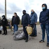 Các tay súng lực lượng đòi độc lập ở miền Đông Ukraine chờ được trả tự do trong cuộc trao đổi tù nhân ở trạm kiểm soát Mayorske, vùng Donetsk, ngày 16/4/2020. (Ảnh: AFP/TTXVN)