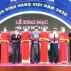 Các đại biểu cắt băng khai mạc Hội chợ Triển lãm Tôn vinh hàng Việt - năm 2020. (Ảnh: Mỹ Phương/TTXVN)