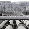 Các đường ống dẫn dầu tại một cơ sở khai thác dầu của Iran trên đảo Khark ở ngoài khơi vùng Vịnh. (Ảnh: AFP/TTXVN)