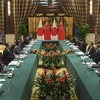 Thủ tướng Nhật Bản Shinzo Abe (thứ 4, trái) và người đồng cấp Trung Quốc Lý Khắc Cường (thứ 4, phải) tại cuộc hội đàm ở thành phố Thành Đô (Trung Quốc) ngày 25/12/2019. (Ảnh: AFP/TTXVN)