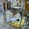 Em bé mắc COVID-19 được điều trị tại bệnh viện ở Iquitos, Peru ngày 8/7/2020. (Ảnh: AFP/ TTXVN)