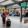 Hành khách tại sân bay Tegel ở thủ đô Berlin, Đức, ngày 25/7/2020. (Ảnh: THX/ TTXVN)
