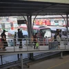 Hành khách tại bến xe Nước Ngầm. (Ảnh: Danh Lam/TTXVN)