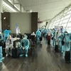Công dân Việt Nam chờ lên máy bay trở về nước, tại sân bay Incheon, Hàn Quốc. (Ảnh: TTXVN phát)