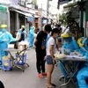 Lấy mẫu xét nghiệm người dân sinh sống trong các khu phố đã phát hiện người dương tính với virus SARS-CoV-2 tại Đà Nẵng. (Ảnh: Quốc Dũng/TTXVN)