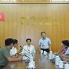 Thứ trưởng Bộ Giáo dục và Đào tạo, Trưởng ban chỉ đạo cấp quốc gia Nguyễn Hữu Độ làm việc với Ban chỉ đạo thi tỉnh Hưng Yên. (Ảnh: Đinh Tuấn/TTXVN)