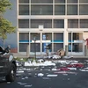 Cảnh sát điều tra tại cửa hàng của Công ty Best Buy ở Chicago (Mỹ) sau khi cơ sở này bị những người quá khích đập phá, ngày 10/8/2020. (Ảnh: Getty Images/TTXVN)