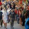 Người dân đeo khẩu trang phòng lây nhiễm COVID-19 tại một khu chợ ở Tel Aviv, Israel, ngày 7/5/2020. (Ảnh: AFP/ TTXVN)