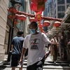 Người dân đeo khẩu trang phòng lây nhiễm COVID-19 tại Hong Kong, Trung Quốc, ngày 15/7/2020. (Ảnh: AFP/TTXVN)