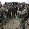Các binh sỹ Ukraine trong một buổi diễn tập quân sự ở thành phố Mariupol, tỉnh Donetsk, miền Đông Nam nước này. (Ảnh: AFP/TTXVN)