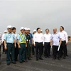 Phó Thủ tướng Trịnh Đình Dũng cùng đoàn công tác kiểm tra hiện trường dự án. (Ảnh: Huy Hùng/TTXVN)
