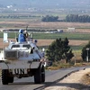 Chiếc xe của lực lượng Liên hợp quốc chạy dọc biên giới Israel-Liban. (Nguồn: Ali Dia/AFP)