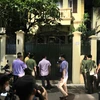 Lực lượng An ninh điều tra và đại diện Viện kiểm sát tiến hành các thủ tục khám xét nhà ông Nguyễn Đức Chung (tối 28/8/2020). (Ảnh: Doãn Tấn/TTXVN)