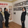 Đại sứ Phạm Cao Phong giới thiệu bà con người Việt tại Canada về cuộc đời, thân thế Chủ tịch Hồ Chí Minh qua những hình ảnh tại trưng bày. (Ảnh: Quang Thịnh/Canada)