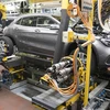 Công nhân hoàn thiện lắp ráp xe ô tô Mercedes Benz A tại nhà máy sản xuất xe Daimler ở Rastatt, miền Tây Nam Đức. (Ảnh: AFP/TTXVN)