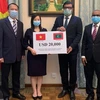 Đại sứ Việt Nam tại Sri Lanka Phạm Thị Bích Ngọc đã trao số tiền ủng hộ 20.000 USD của Chính phủ Việt Nam tặng Chính phủ và nhân dân Maldives trong công tác phòng chống dịch COVID-19. (Ảnh: TTXVN phát)