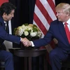 Tổng thống Mỹ Donald Trump (phải) và Thủ tướng Nhật Bản Abe Shinzo trong cuộc gặp tại New York, Mỹ ngày 25/9/2019. (Ảnh: AFP/TTXVN)
