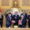 Thủ tướng Nguyễn Xuân Phúc chứng kiến lễ trao thoả thuận hợp tác giữa Cục Đầu tư nước ngoài (Bộ Kế hoạch và Đầu tư) và Tổ chức Xúc tiến Thương mại Nhật Bản. (Ảnh: Thống Nhất/TTXVN)