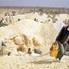 Công nhân làm việc tại một mỏ vàng ở làng Nobsin, khu vực Ganzourgou, Burkina Faso. (Ảnh: AFP/TTXVN)