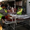 Đưa một người bị thương trong vụ nổ tới bệnh viện. (Nguồn: Reuters)