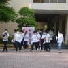 Các thí sinh tại điểm trường THPT Chuyên Lê Quý Đôn, Đà Nẵng. (Ảnh: Văn Dũng/TTXVN)