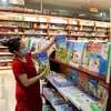 Sách giáo khoa được bày bán tại hệ thống nhà sách của Nhà Xuất bản Giáo dục Việt Nam. (Ảnh: Thanh Tùng/TTXVN)