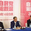 Cựu Ngoại trưởng Nhật Bản Fumio Kishida, Chánh Văn phòng Nội các Nhật Bản Yoshihide Suga và cựu Bộ trưởng Quốc phòng Shigeru Ishiba tại cuộc họp báo chung ở Tokyo ngày 8/9/2020. (Ảnh: AFP/TTXVN)