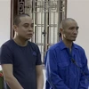 Bị cáo Nguyễn Duy Linh (phải) và Bùi Huy Hoàng tại phiên xét xử. (Ảnh: Vũ Hà/TTXVN)