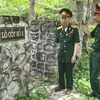 Đại tá, Anh hùng lực lượng vũ trang nhân dân La Văn Cầu thăm các lô cốt Pháp tại Khu Di tích Chiến thắng Đông Khê. (Ảnh: Thu Hằng/TTXVN)