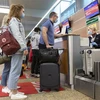 Hành khách đeo khẩu trang phòng bệnh COVID-19 khi làm thủ tục tại sân bay quốc tế Sheremetyevo ở Moskva, Nga ngày 1/8/2020. (Ảnh: THX/TTXVN)