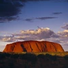 Được xem là vùng đất thiêng liêng của người thổ dân, núi Uluru có phần đỉnh rất bằng phẳng và đổi màu theo góc độ của ánh sáng khi Mặt Trời lặn. (Nguồn: AFP)