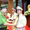 Bộ trưởng Bộ Công an Tô Lâm trao Quyết định của Chủ tịch nước thăng cấp bậc hàm từ Thiếu tướng lên Trung tướng đối với đồng chí Trần Quốc Tỏ, Thứ trưởng Bộ Công an. (Ảnh: TTXVN phát)