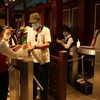 Du khách thực hiện sát khuẩn tay khi vào cửa soát vé để thăm quan Khu du lịch Bà Nà Hills. (Ảnh: Trần Lê Lâm/TTXVN)