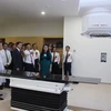 Các đại biểu tham quan hệ thống máy xạ trị gia tốc mới Synegry tại Bệnh viện Hữu nghị Lạc Việt. (Ảnh: Nguyễn Thảo/TTXVN)