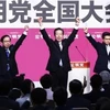 Ông Natsuo Yamaguchi (giữa) sau khi được bầu lại làm Chủ tịch đảng Công minh nhiệm kỳ thứ 7 ở Tokyo, Nhật Bản, ngày 27/9/2020. (Ảnh: Kyodo/TTXVN)
