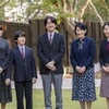 Hoàng tử Akishino (giữa) cùng vợ và các con tại Tokyo, Nhật Bản, ngày 30/11/2019. (Ảnh: AFP/TTXVN)
