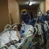 Nhân viên y tế chuyển bệnh nhân COVID-19 tới bệnh viện tại Santiago, Chile, ngày 24/6/2020. (Ảnh: AFP/ TTXVN)