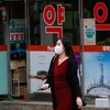 Người dân đeo khẩu trang phòng lây nhiễm COVID-19 tại Seoul, Hàn Quốc, ngày 29/9/2020. (Ảnh: THX/TTXVN)