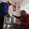 Cử tri cao tuổi bỏ phiếu tại một hòm phiếu di động ở Bishkek, Kyrgyzstan. (Ảnh: AFP/TTXVN)