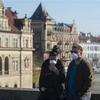 Người dân đeo khẩu trang phòng dịch COVID-19 tại Praha, CH Séc ngày 18/3/2020. (Ảnh: AFP/TTXVN)