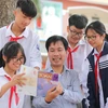 Thầy giáo Nguyễn Đức Trường và các học sinh trường THCS Đa Tốn, huyện Gia Lâm (Hà Nội). (Ảnh: Thanh Tùng/TTXVN)