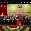 Các đồng chí lãnh đạo, nguyên lãnh đạo Đảng, Nhà nước và thành phố Hà Nội chúc mừng Ban Chấp hành Đảng bộ thành phố Hà Nội khóa XVII gồm 71 đồng chí. (Ảnh: Văn Điệp/TTXVN)