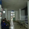 Lực lượng công an túc trực tại Bệnh viện Đa khoa Bình Điền nơi 5 người bị thương nặng được đưa về cấp cứu trong đêm 13/10. (Ảnh: Trần Lê Lâm/TTXVN)