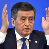 Tổng thống Kyrgyzstan Sooronbay Jeenbekov phát biểu tại một cuộc họp báo ở thủ đô Bishkek. (Ảnh: AFP/TTXVN)